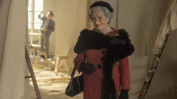 Sac à main en cuir porté par Carmel Snow (Glenn Close) dans The New Look (Saison 1)