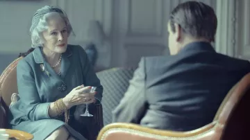 Bracelets en chaîne en or portés par Carmel Snow (Glenn Close) comme on le voit dans la garde-robe de la série télévisée The New Look (saison 1)