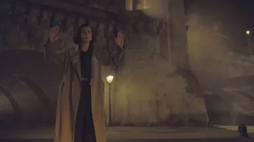 Trench porté par Coco Chanel (Juliette Binoche) dans les tenues de la série télévisée The New Look (saison 1)