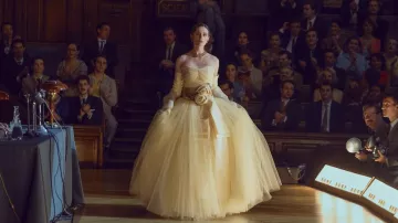 La robe jaune de Christian Dior portée par un mannequin lors d’un défilé de mode dans la série télévisée The New Look (saison 1)