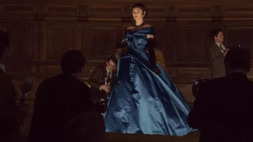 La robe bleue de Christian Dior portée par un mannequin lors d’un défilé de mode dans The New Look (saison 1)