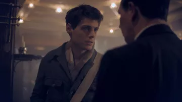 Écharpe portée par Jean (Noé Besin) vue dans la série The New Look (saison 1)