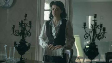 Robe boutonnée en maille portée par Catherine Dior (Maisie Williams) dans The New Look (Saison 1)