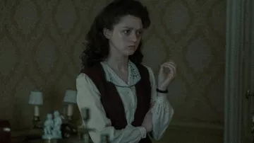 Chemise chemisier portée par Catherine Dior (Maisie Williams) vue dans The New Look (saison 1)