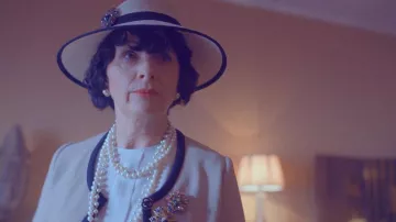 Broche portée par Coco Chanel (Juliette Binoche) vue dans The New Look (Saison 1)