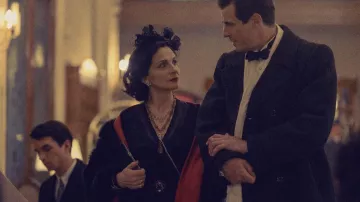 Sac à main porté par Coco Chanel (Juliette Binoche) dans The New Look (saison 1)
