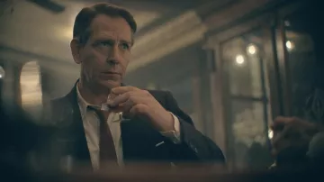 Cravate rouge portée par Christian Dior (Ben Mendelsohn) dans The New Look (saison 1)