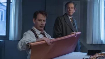 Bretelles portées par Christian Dior (Ben Mendelsohn) dans The New Look (saison 1)