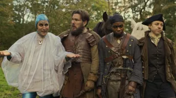 Pendentif collier porté par Dick Turpin (Noel Fielding) dans Les Aventures complètement inventées de Dick Turpin (S01E01)