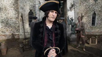 Chapeau tricorne porté par Dick Turpin (Noel Fielding) dans The Completely Make-Up Adventures of Dick Turpin (Saison 1 Épisode 1)