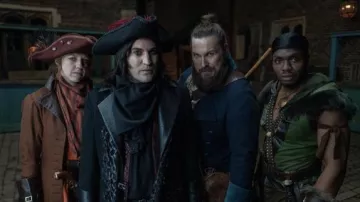 Chapeau tricorne marron porté par Nell Brazier (Ellie White) comme on le voit dans Les Aventures complètement inventées de Dick Turpin (S01E03)