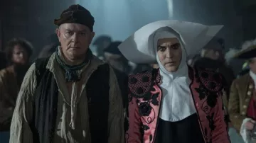 Foulard porté par Jonathan Wilde (Hugh Bonneville) tel qu’on le voit dans Les Aventures complètement inventées de Dick Turpin (S01E03)