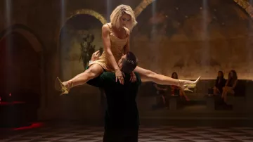 Vestido de lentejuelas doradas usado por Lagrange (Dua Lipa) como se ve en los atuendos de la película Argylle