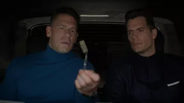 Pull à col roulé bleu porté par Wyatt (John Cena) comme on le voit dans la garde-robe du film Argylle