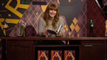 Blusa con estampado floral usada por Elly Conway (Bryce Dallas Howard) como se ve en Argylle