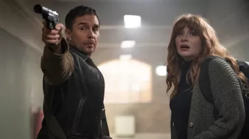 Cárdigan de punto usado por Elly Conway (Bryce Dallas Howard) como se ve en el vestuario de la película Argylle