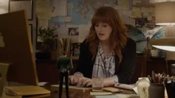 Camisa gris a cuadros usada por Elly Conway (Bryce Dallas Howard) como se ve en la película Argylle