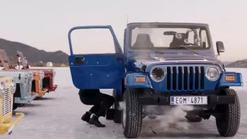 Jeep bleue utilisée par Argylle (Henry Cavill) comme on le voit dans Argylle