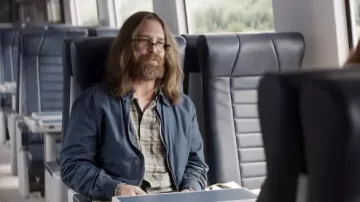 Camisa gris a cuadros usada por Aidan (Sam Rockwell) como se ve en Argylle