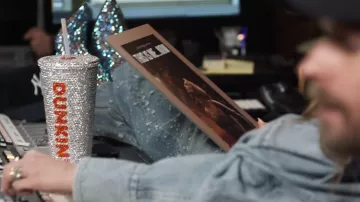 Gobelet en papier scintillant de Jennifer Lopez dans la publicité du Super Bowl 2024 de Dunkin' 'The DunKings'
