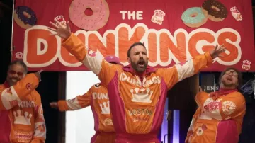 Veste de survêtement orange et rose « The DunKings » portée par Ben Affleck comme on le voit dans la publicité Dunkin' 2024 pour le Super Bowl avec Matt Damon, Tom Brady, Jack Harlow, Jennifer Lopez et Fat Joe