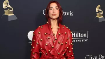 Vestido de gabardina de cuero rojo usado por Dua Lipa en la fiesta previa a los GRAMMY de Clive Davis en febrero de 2024