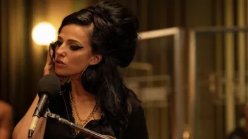 Auriculares negros usados por Amy Winehouse (Marisa Abela) como se ve en los atuendos de la película Back to Black