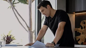 Montre noire portée par Troy Delaney (Jake Lacy) dans les tenues de la série télévisée Never Fall (saison 1)