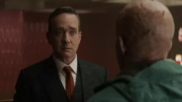 Traje a cuadros de 3 piezas usado por Mr. Paradox (Matthew Macfadyen) como se ve en la película Deadpool y Wolverine