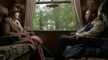 Chapeau porté par Miss Pinkerton (Penelope Wilton) dans Murder Is Easy (saison 1)