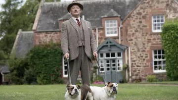 Traje de tweed de 3 piezas usado por el Mayor Horton (Douglas Henshall) como se ve en el vestuario de la serie de televisión Murder Is Easy (Temporada 1)