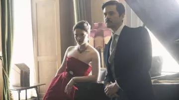 Robe rouge portée par Bridget Conway (Morfydd Clark) comme on le voit dans Murder Is Easy (saison 1)