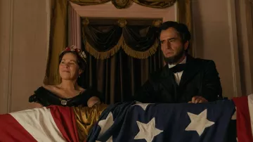 Necklace worn by Mary Todd Lincoln (Lili Taylor) as seen in Manhunt (S01E01)