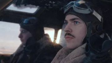 Lunettes de pilote de la Seconde Guerre mondiale portées par le major Robert 'Rosie' Rosenthal (Nate Mann) dans Masters of the Air (saison 1 épisode 5)