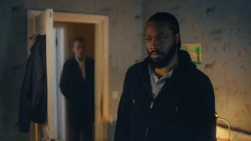 Sweat à capuche zippé porté par Errol Mathis (Tom Moutchi) dans Criminal Record (Saison 1 Épisode 7)