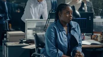 Chemise en jean portée par la DC Chloe Summers (Dionne Brown) comme on le voit dans Criminal Record (S01E04)