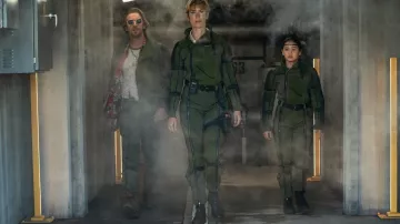 Mono verde oliva usado por Ilene Andrews (Rebecca Hall) como se ve en los atuendos de la película Godzilla x Kong: The New Empire