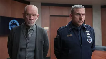 Blazer gris usado por el Dr. Adrian Mallory (John Malkovich) en Space Force (S01E05)