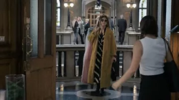 Gabardina amarilla mostaza usada por Claire (Marisa Tomei) en la película Upgraded