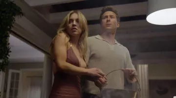 Polo de punto usado por Ben (Glen Powell) en la película Anyone But You