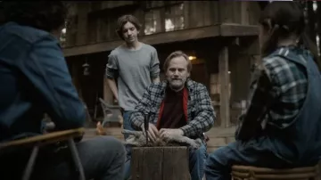 Veste à carreaux grise portée par Ashton Shaw (Lee Tergesen) comme on le voit dans Tracker (S01E01)
