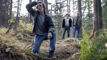Bottes tactiques portées par le jeune Colter Shaw (Prestyn Bates) dans Tracker (saison 1 épisode 1)