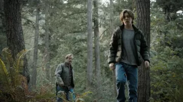 Doudoune noire portée par le jeune Colter Shaw (Prestyn Bates) dans Tracker (S01E01)