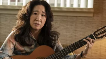 Chemise imprimée portée par Mme Sofia Mori (Sandra Oh) dans la garde-robe de la série télévisée The Sympathizer (saison 1)