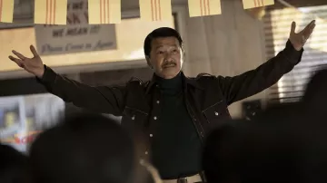 Veste marron portée par le Général (Toan Le) comme on le voit dans Le Sympathisant (Saison 1)