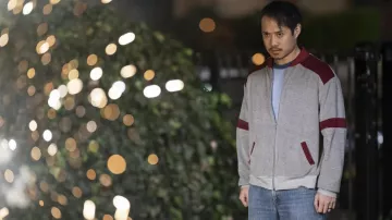 Pull gris zippé porté par Bon (Fred Nguyen) comme on le voit dans The Sympathizer (saison 1)