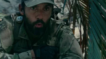 Guantes Mechanix usados por Sugar (Milo Ventimiglia) como se ve en la película Land of Bad.