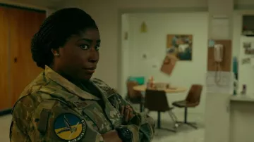 Reloj Casio G-Shock usado por la sargento Nia Branson (Chika Ikogwe) como se ve en Land of Bad