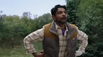 Gilet matelassé L.L.Bean porté par Jay Arondekar (Utkarsh Ambudkar) dans la série télévisée Ghosts (saison 3 épisode 1)