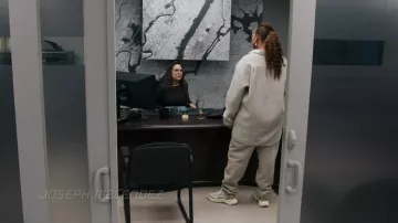 Baskets portées par Robyn McCall (Queen Latifah) dans la série télévisée The Equalizer (saison 4, épisode 1)